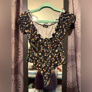 ADORABLE Floral bodysuit, size small.